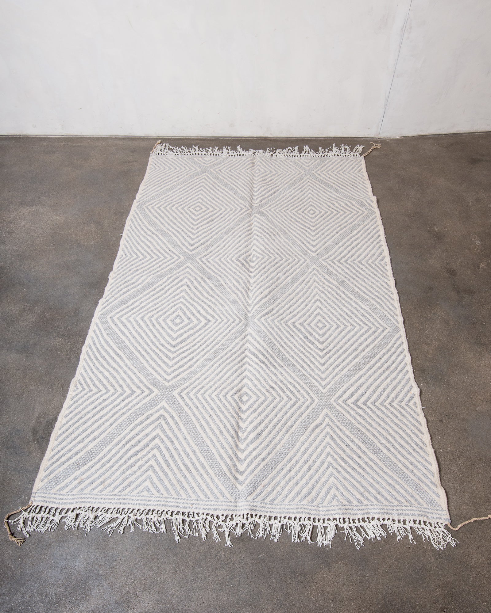 Modern, handcrafted Berber rug from Morocco. Flat-woven Kelim carpet in grey and white design. Made of 100% wool.